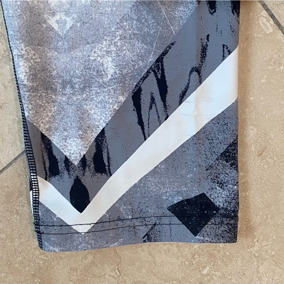 Nike Size Medium Dri-Fit Women’s Capri Leggings - Picture 3 of 7